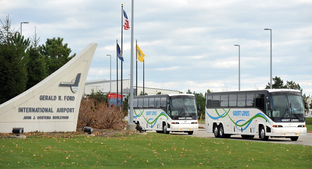 AirportPickupMotorCoach.PNG Different types of charter buses including minibus, motorcoach, and executive coach, illustrating options for group travel